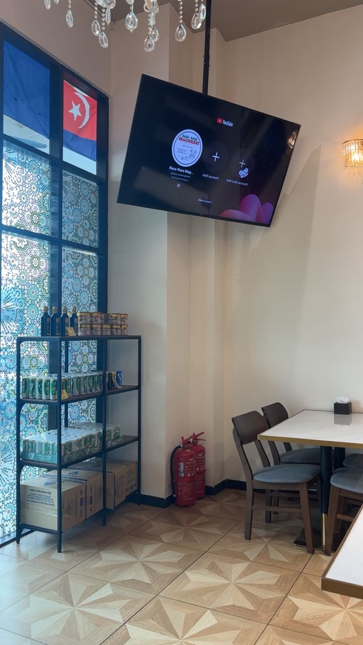 Patterned screen in the dining room